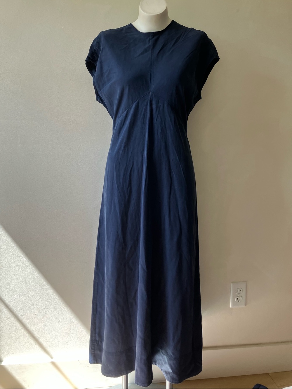 Everlane | The TENCEL Short-Sleeve Navy Flowy Cap Sleeve Midi Dress